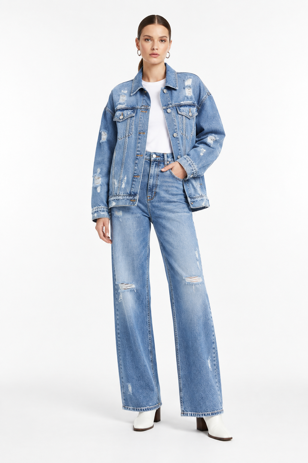 Conjunto Vaquero Oversize Azul Claro Desgastado con modelo - Cala Stile