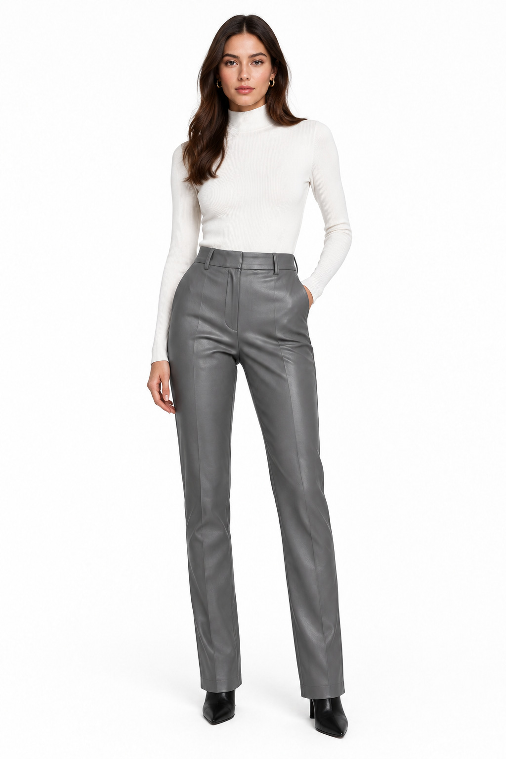 Pantalones polipiel gris con modelo