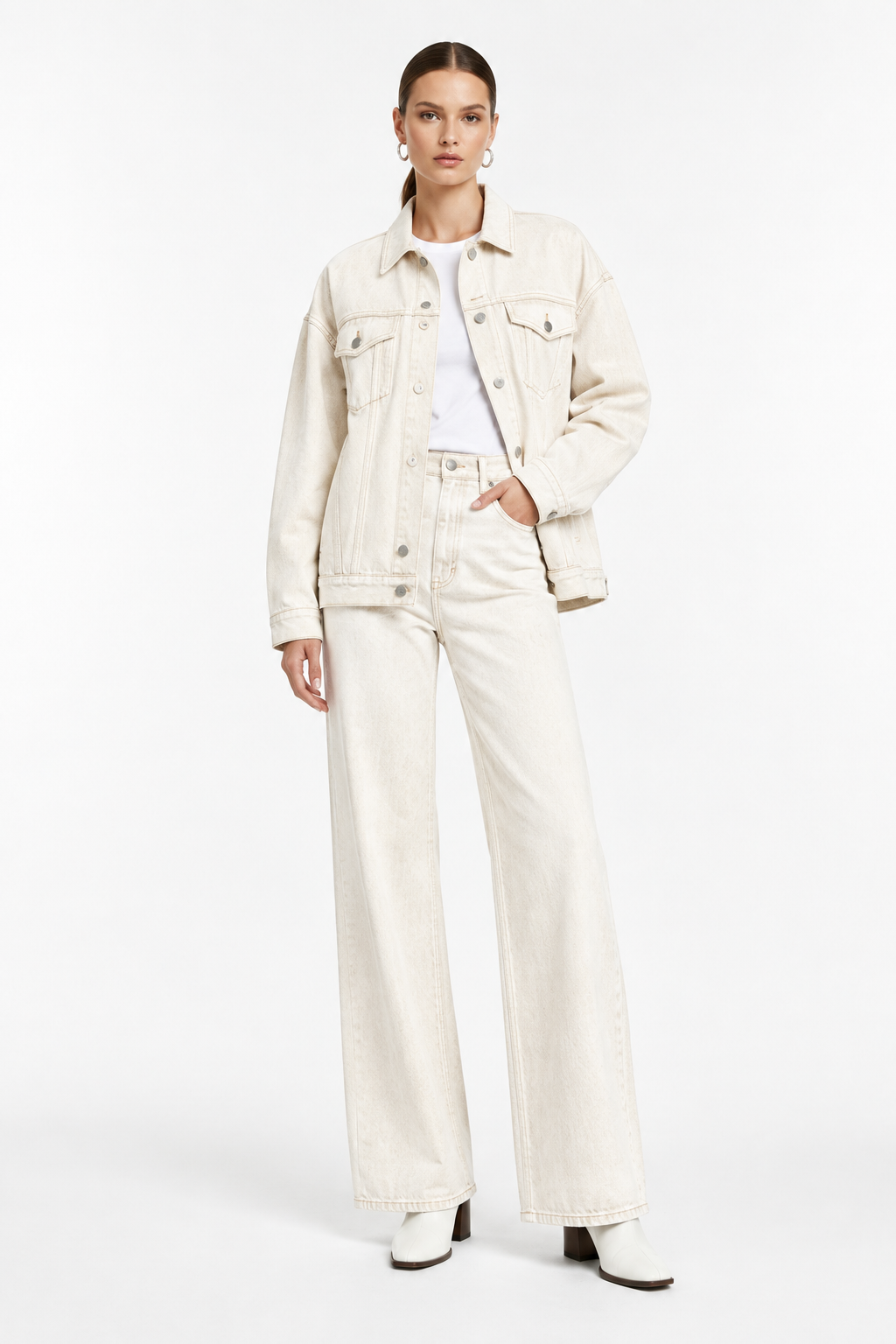 Conjunto Vaquero Oversize Blanco Crudo con modelo - Cala Stile