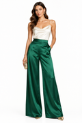 Pantalón palazzo satén verde esmeralda con modelo - Cala Stile