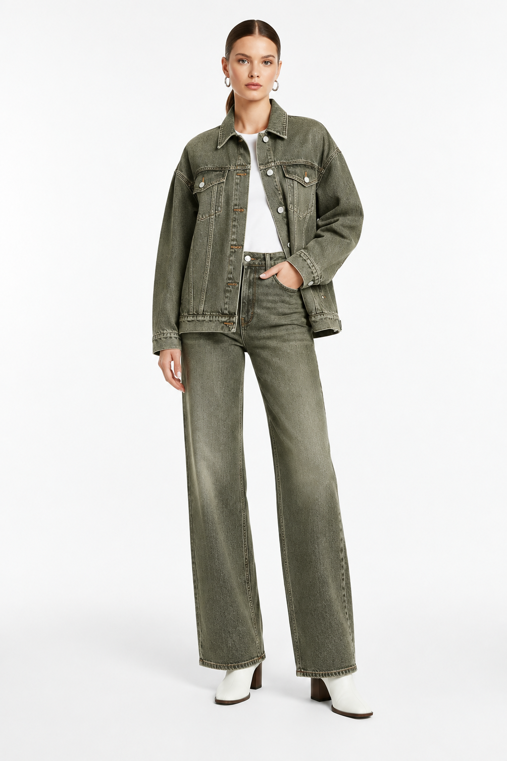 Conjunto Vaquero Oversize Oliva Desteñido con modelo - Cala Stile