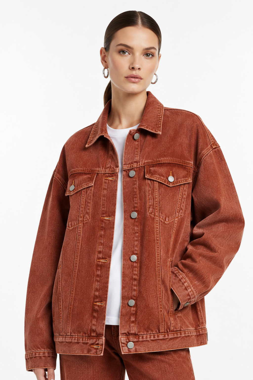 Chaqueta Vaquera Oversize Terracota Mineral con modelo - Cala Stile