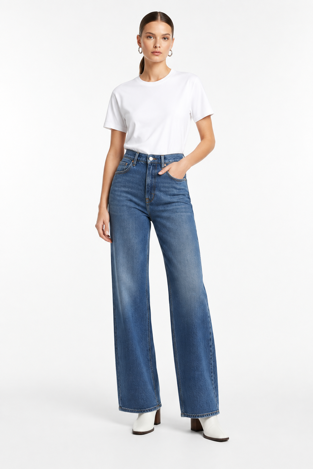 Pantalón vaquero wide-leg azul con modelo - Cala Stile