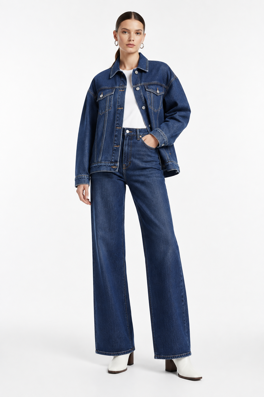Conjunto Vaquero Oversize Azul Oscuro con modelo - Cala Stile